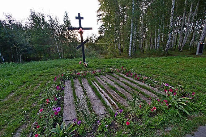 Памятный крест в районе Поросенкова лога на месте, где в 80-х годах нашли основное захоронение с телами Николая II и членов его семьи