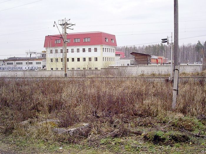 Фото 5. Место, на котором был переезд № 184, 2006 год. На заднем плане, за линией ж/д – бетонный забор и строения промплощадки Мостоотряда 72.